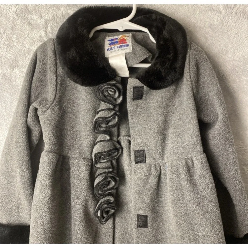 Pete's Partner Fleece Coat Kids 5/5 Gray Faux Fur Collar Rosette Trim Dress Coat